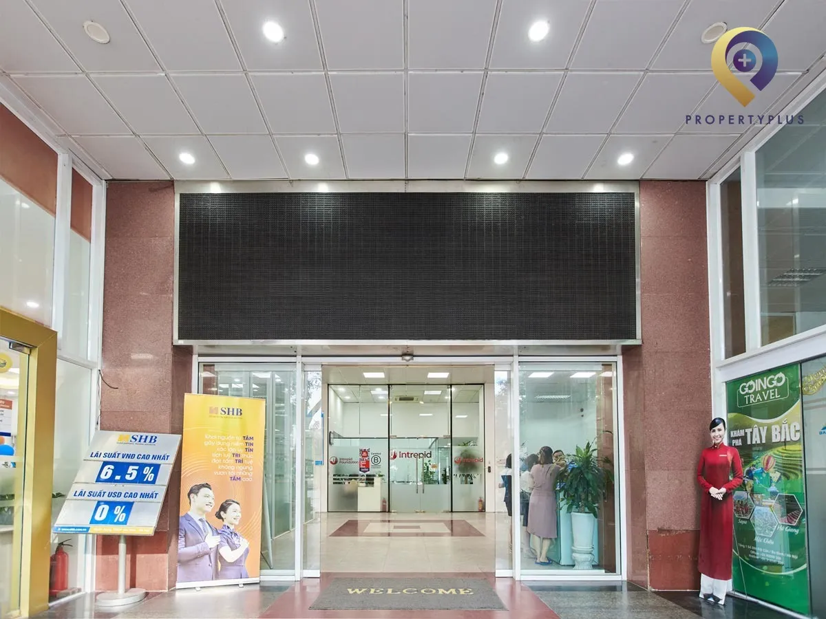 Cửa chính tòa nhà Ladeco Building